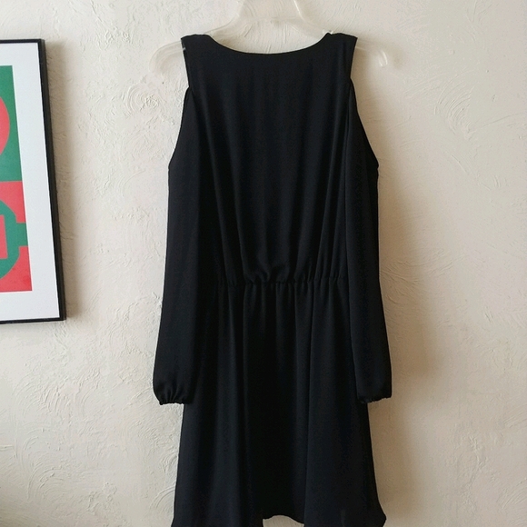 Cold-shoulder button-up long-sleeve dress - Picture 2 of 8